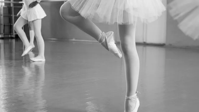 Ballettschülerin balanciert auf einem Bein