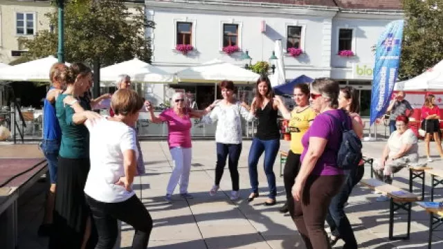 Gruppe von Frauen, die einen griechischen Kreistanz tanzt