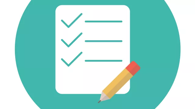 Checklist mit 3 Häkchen und Bleistift