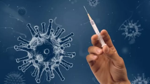 Coroanvirus und Hand mit Spritze