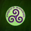 Logo magisch wandern, violette Triskele auf grünem Grund