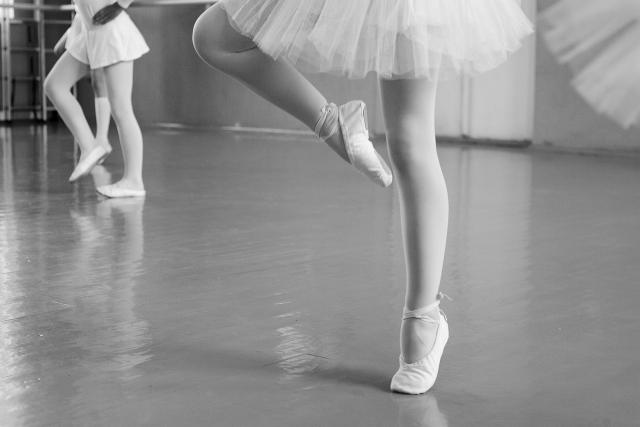 Ballettschülerin balanciert auf einem Bein
